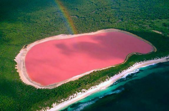 “بحيرة هيلر” لغز حير العلماء في لون البحيرة
