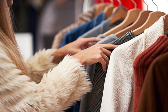 تفسير رؤية شراء ملابس في المنام للعزباء